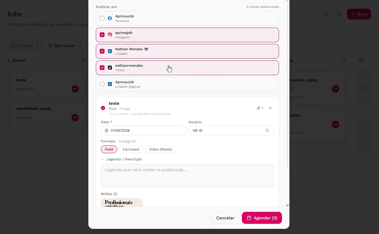Janela de agendamento do Manyfesto com três contas selecionadas (Instagram, LinkedIn e TikTok), data, horário, formato e legenda da publicação